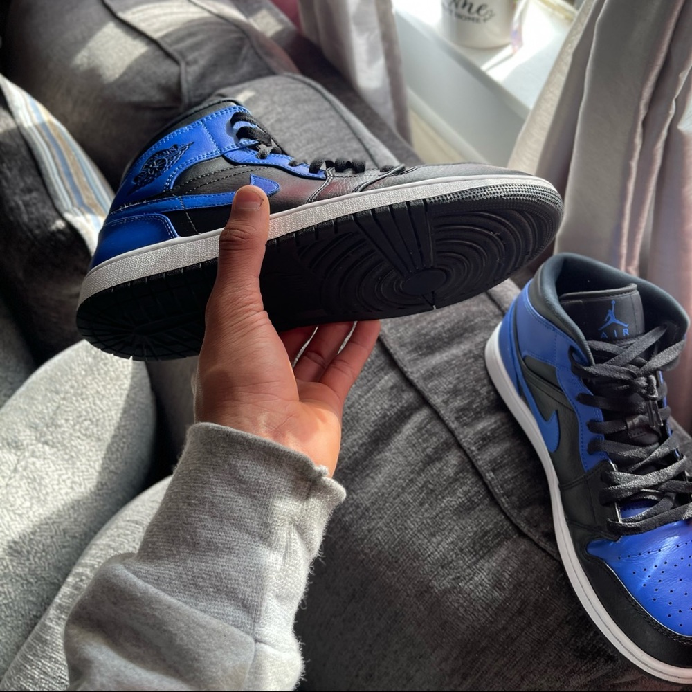 Jordan 1 Mid Hyper Royal Tumbled leather